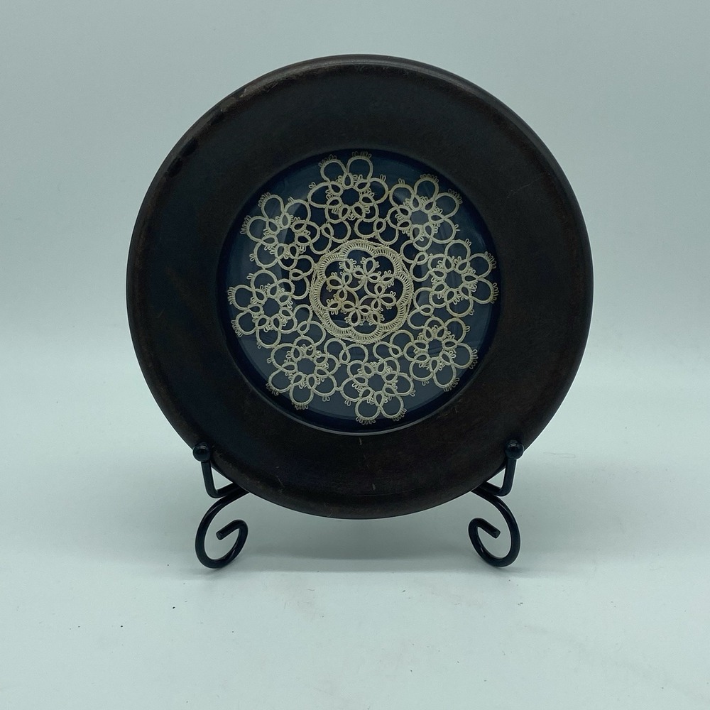 Vintage Tatted Doily In Round Wood Frame 6.25"‎ Diameter EUC